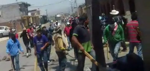 Los disparos, que han obstaculizado el avance de los elementos de la Policía Michoacán, que se despliegan de manera coordinada con la Policía Ministerial del Estado, provienen de diferentes puntos del cerro y del caserío